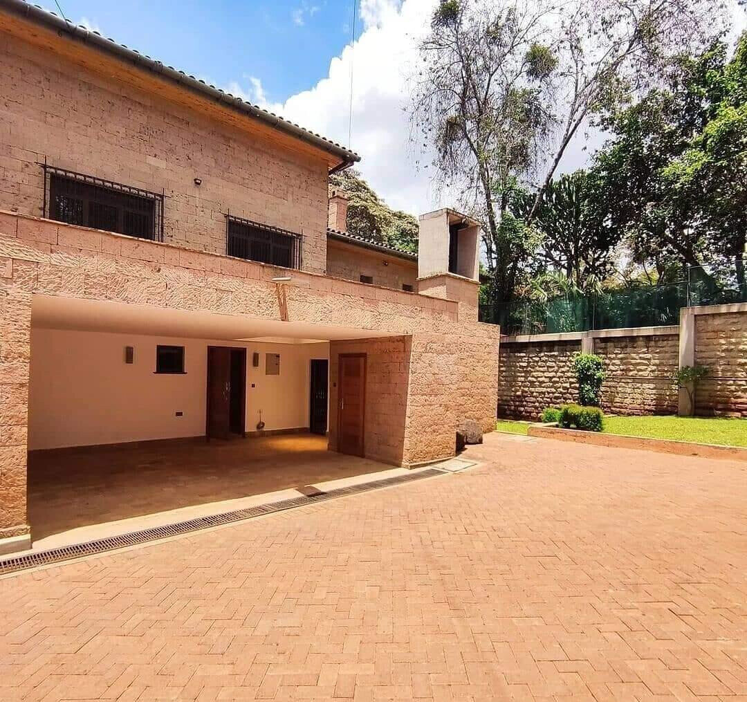 4-Ensuite Townhouse with Family Room & Fitted Kitchen - Lavington