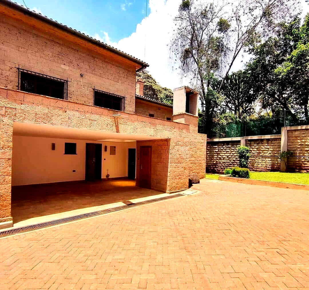 4-Ensuite Townhouse with Family Room & Fitted Kitchen - Lavington