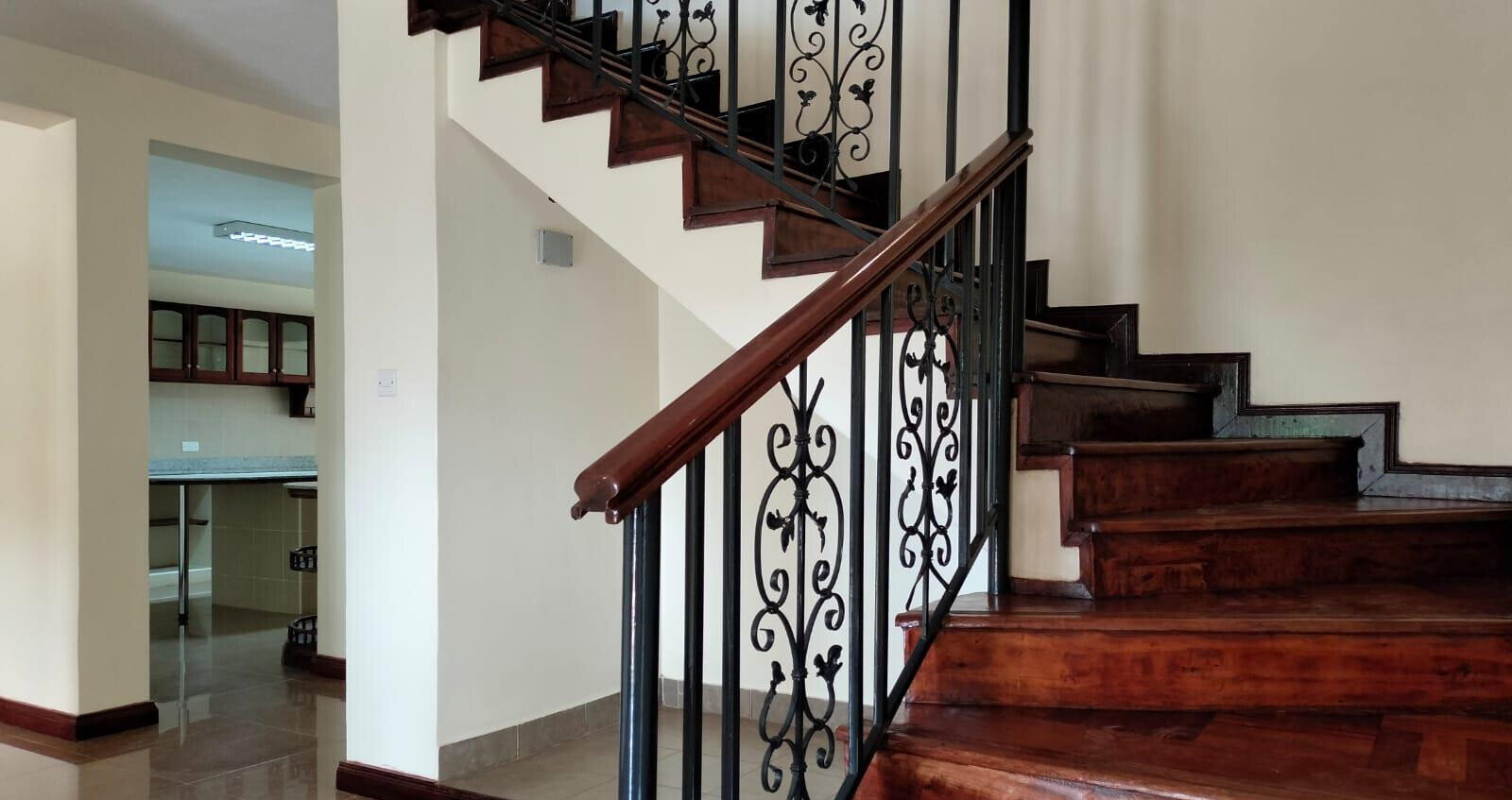 4-Ensuite Townhouse with Study & Clubhouse Pool – Karen