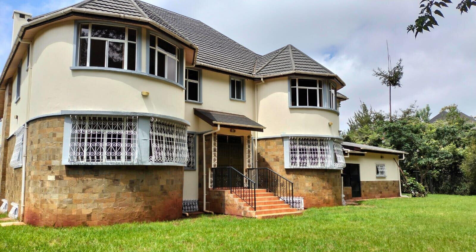 4-Ensuite Townhouse with Study & Clubhouse Pool – Karen