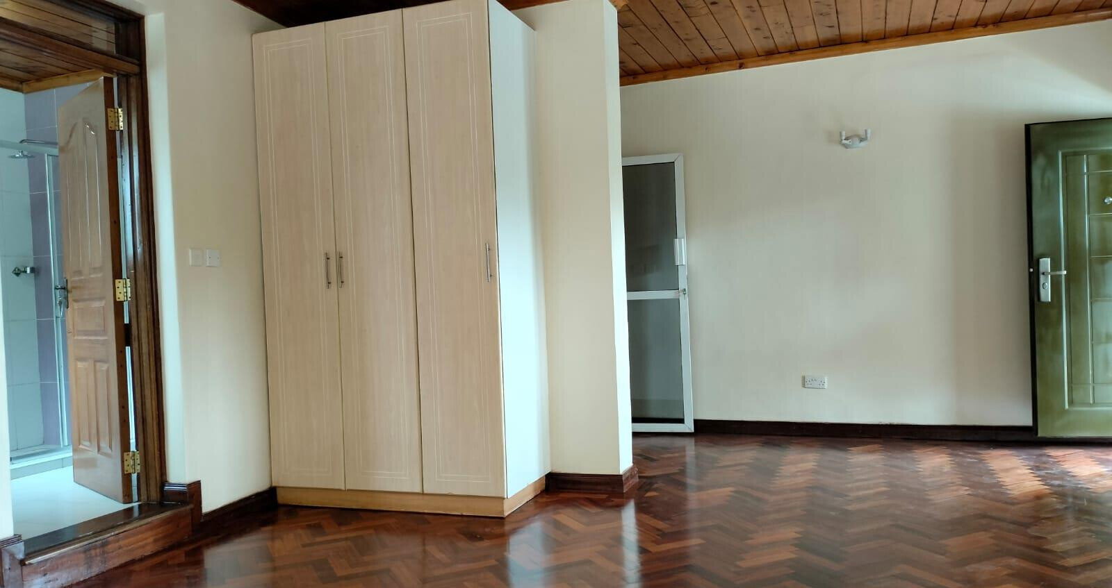 4-Ensuite Townhouse with Study & Clubhouse Pool – Karen