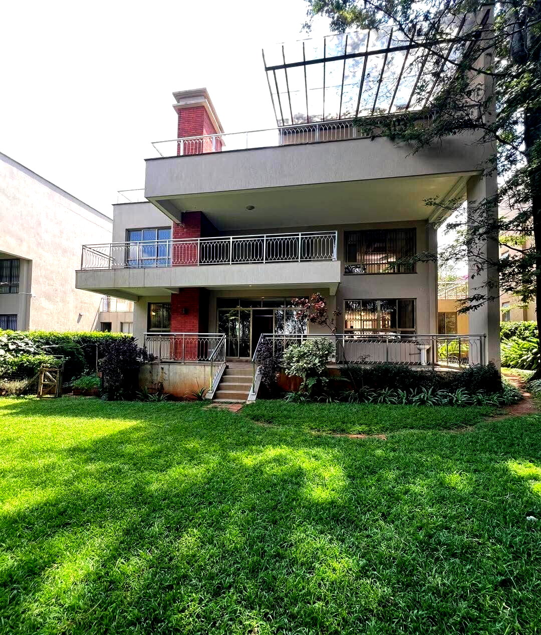 5-Bed Townhouse with Home Office & Gym - Lavington