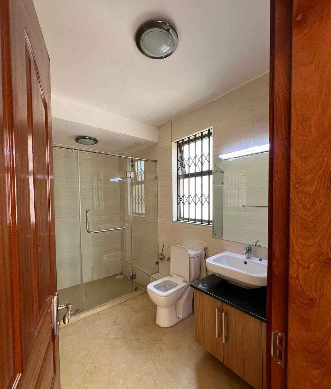 5-Bed Townhouse with Home Office & Gym - Lavington
