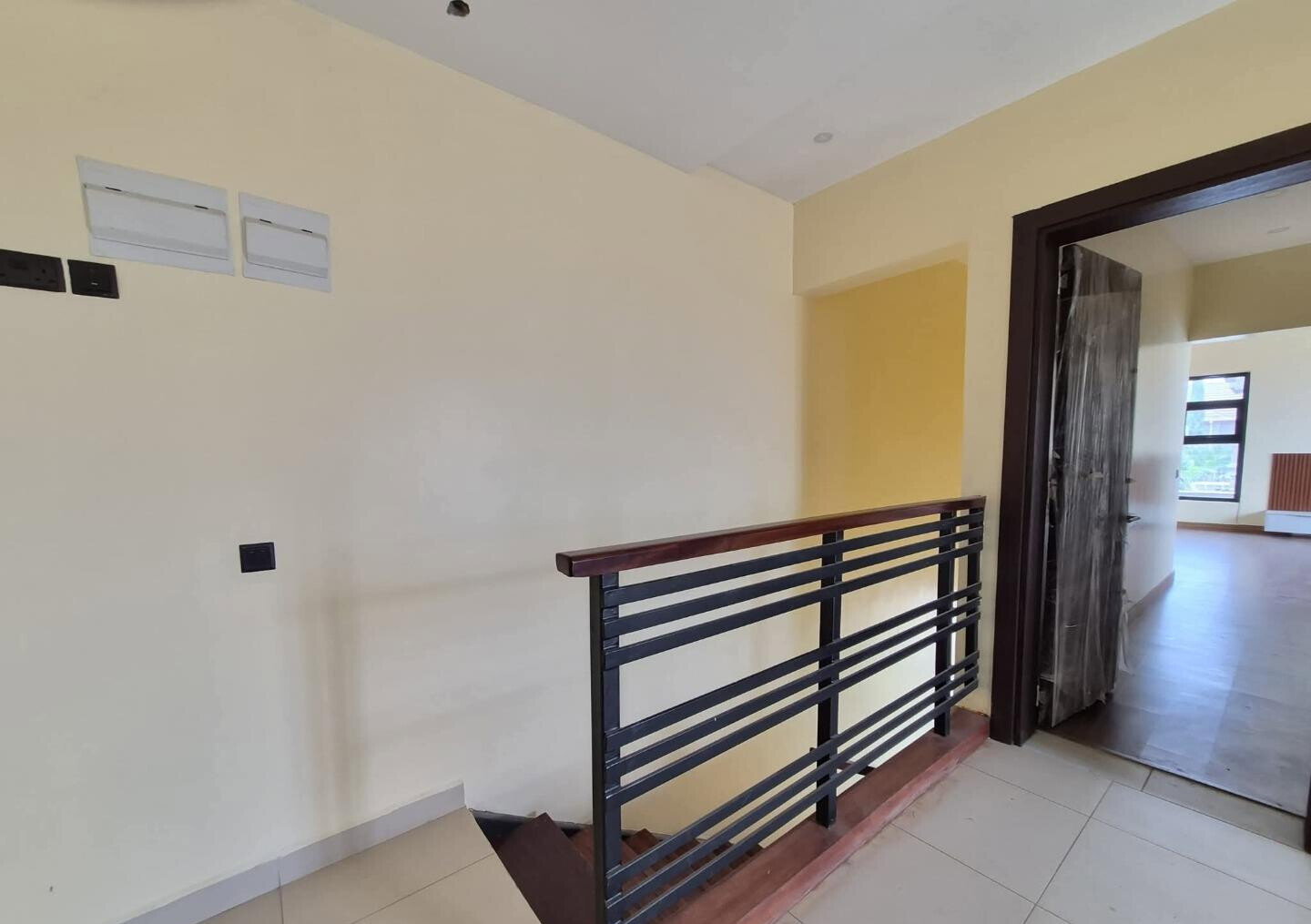 4BR All-Ensuite Townhouse with Rooftop Terrace & DSQ - Membley
