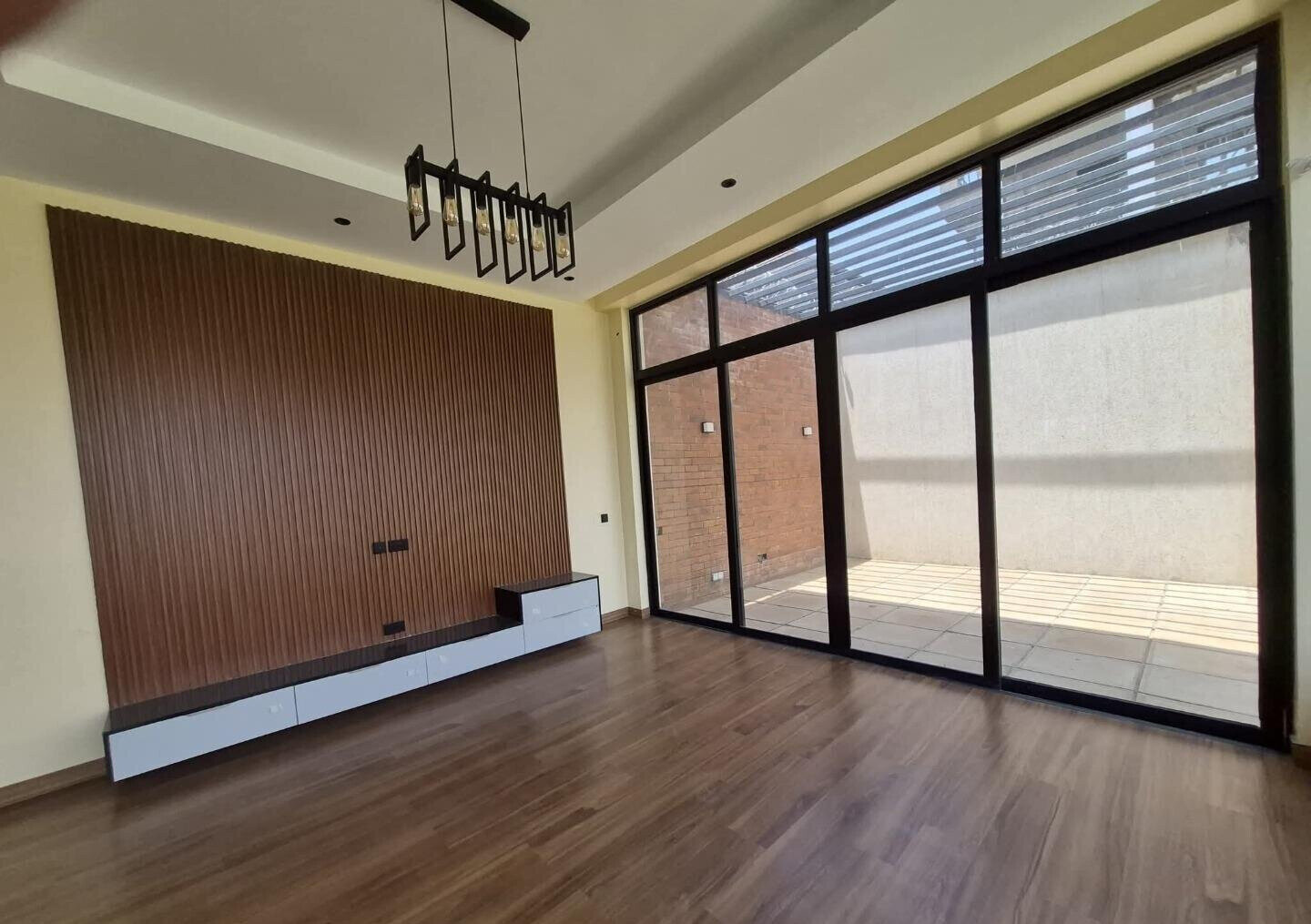 4BR All-Ensuite Townhouse with Rooftop Terrace & DSQ - Membley