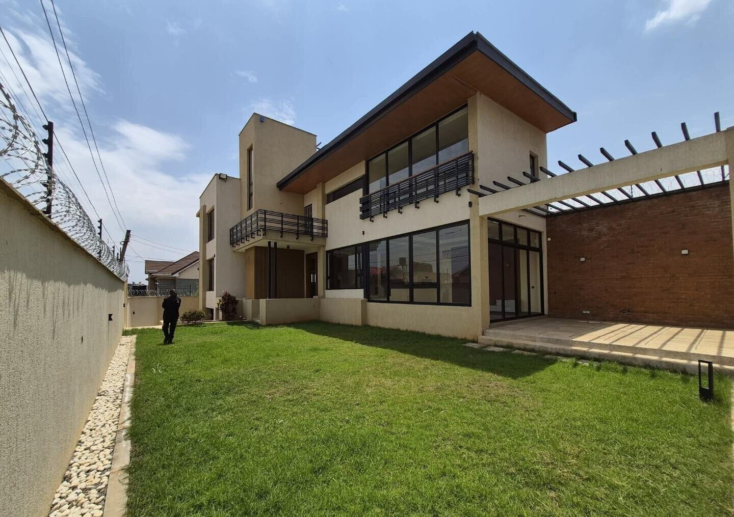 4BR All-Ensuite Townhouse with Rooftop Terrace & DSQ - Membley