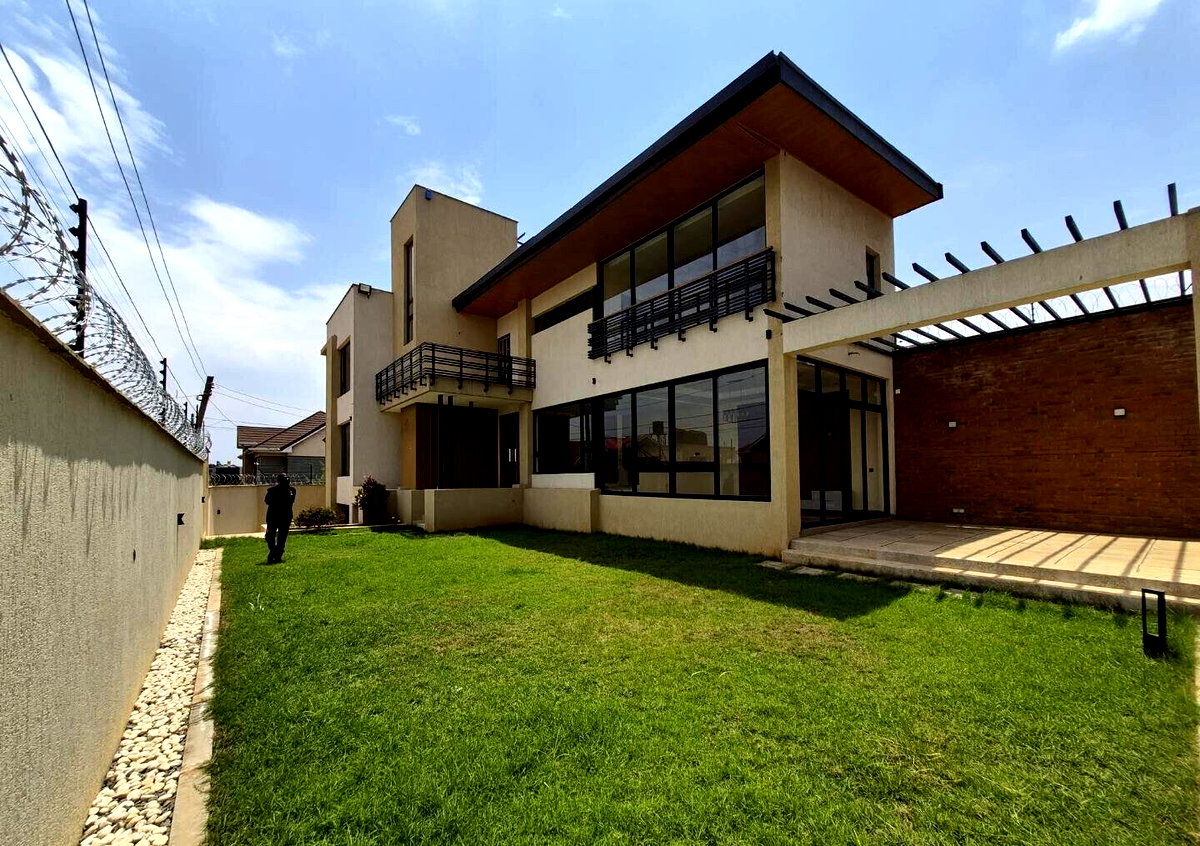 4BR All-Ensuite Townhouse with Rooftop Terrace & DSQ - Membley