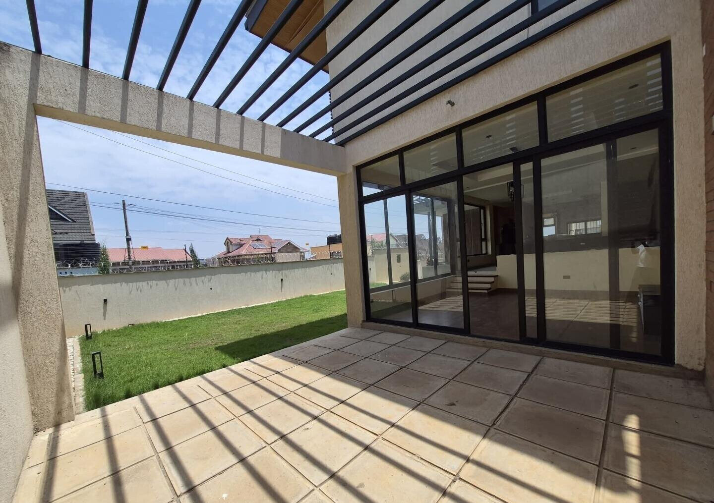 4BR All-Ensuite Townhouse with Rooftop Terrace & DSQ - Membley