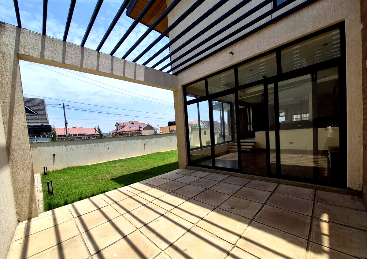 4BR All-Ensuite Townhouse with Rooftop Terrace & DSQ - Membley