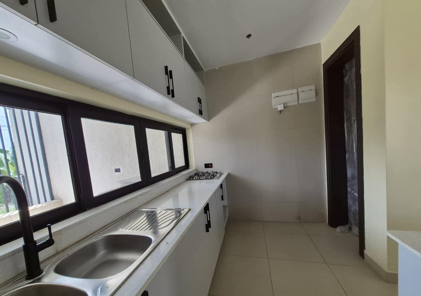 4BR All-Ensuite Townhouse with Rooftop Terrace & DSQ - Membley