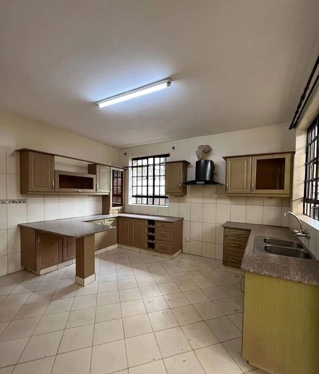 Pet-Friendly 5-Bed Townhouse with DSQ & Mature Garden - Lavington