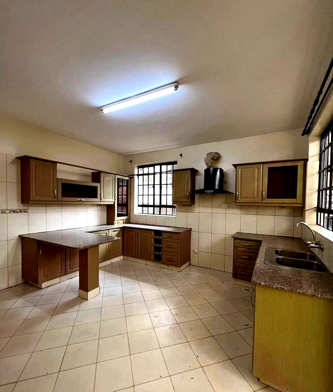 Pet-Friendly 5-Bed Townhouse with DSQ & Mature Garden - Lavington