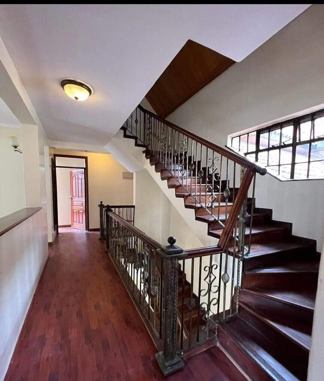 Pet-Friendly 5-Bed Townhouse with DSQ & Mature Garden - Lavington
