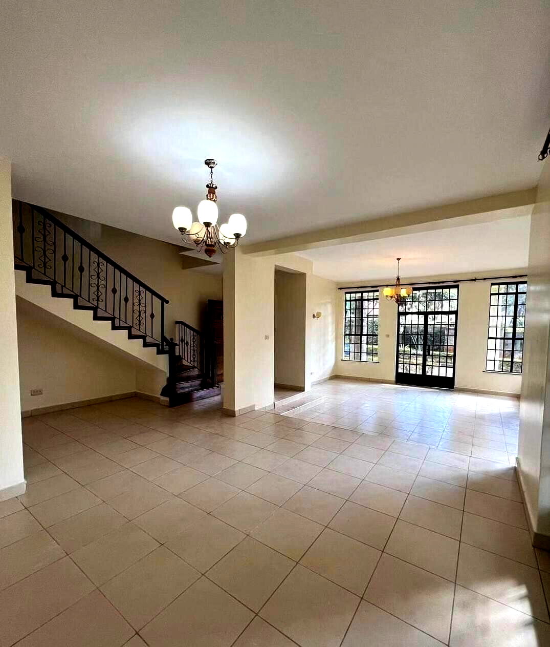 Pet-Friendly 5-Bed Townhouse with DSQ & Mature Garden - Lavington