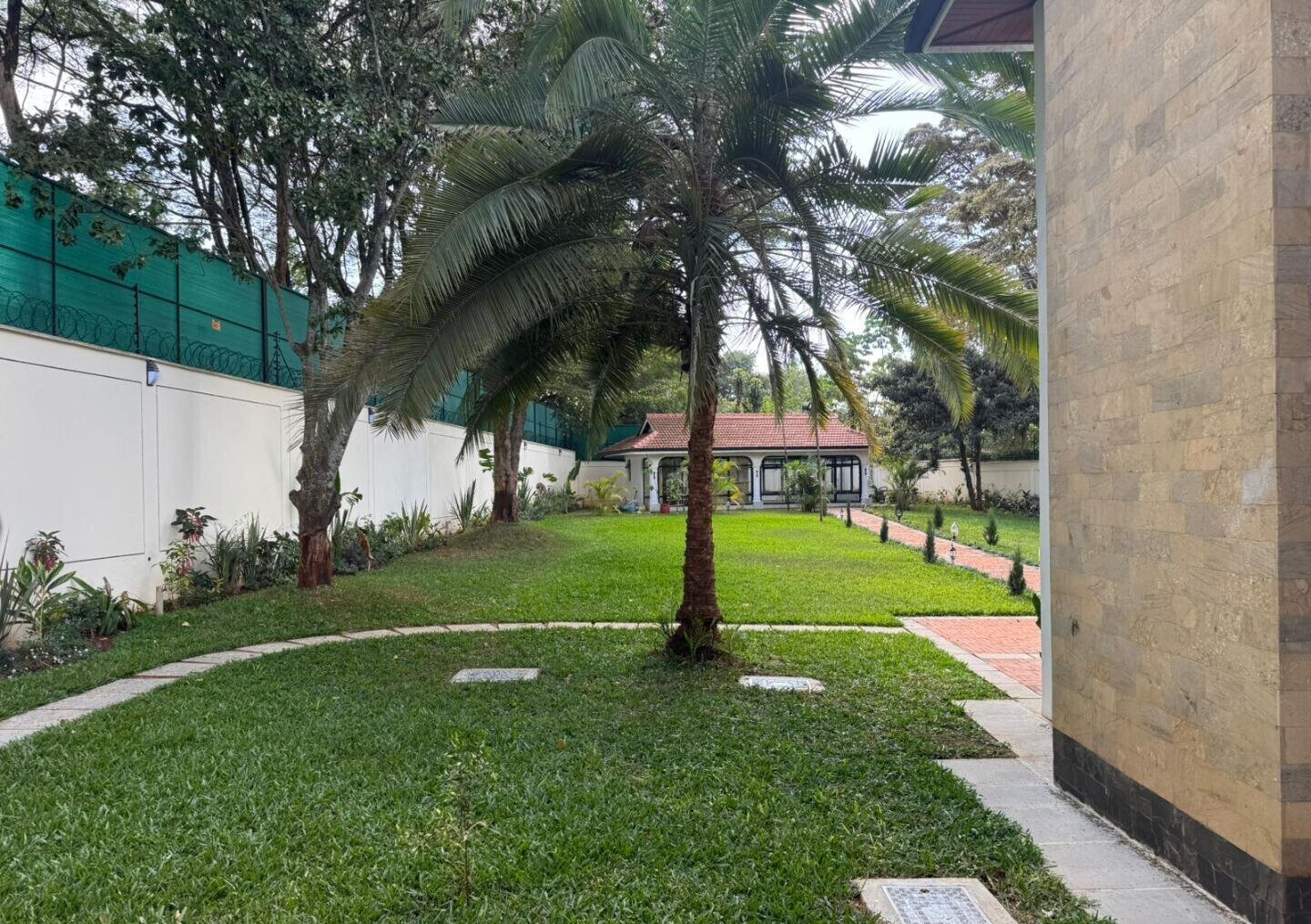 7 All-Ensuite Townhouse with Sunken Lounge & Guest Wing - Runda