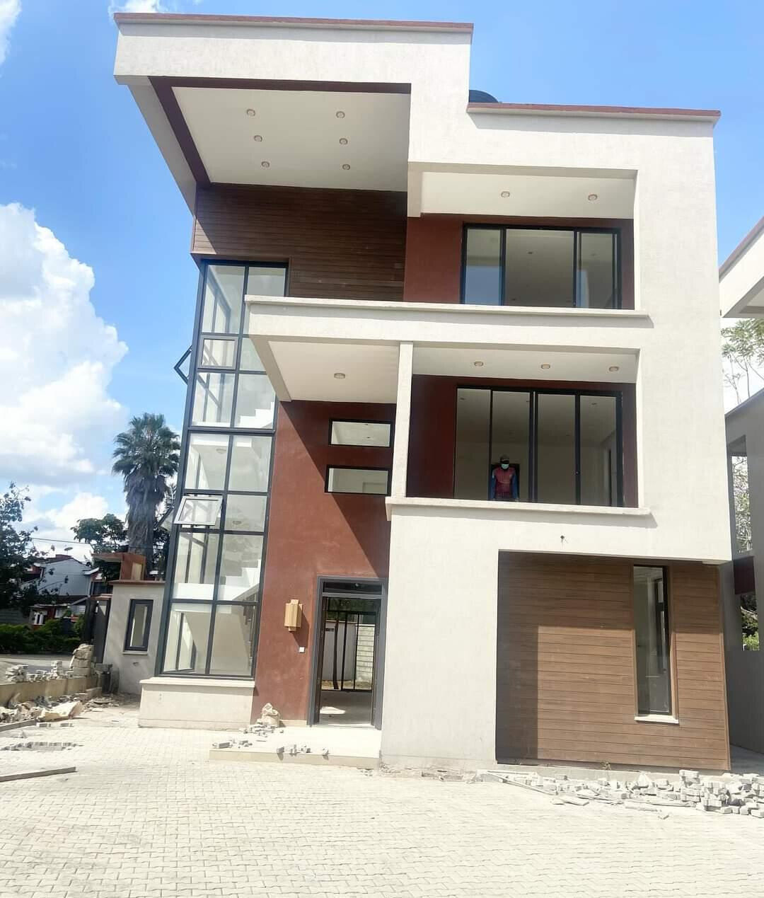 Contemporary 5-Ensuite Villas with DSQ & Private Garden - Lavington
