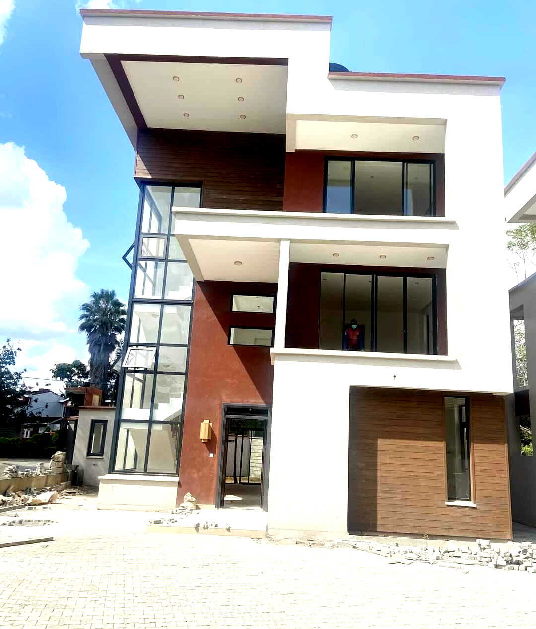 Contemporary 5-Ensuite Villas with DSQ & Private Garden - Lavington