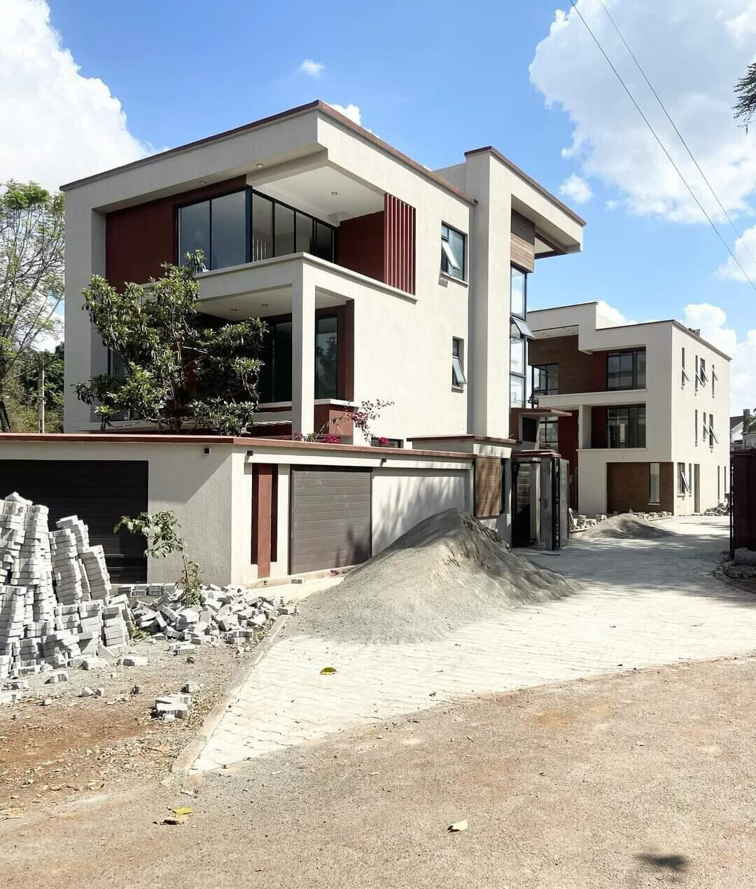 Contemporary 5-Ensuite Villas with DSQ & Private Garden - Lavington