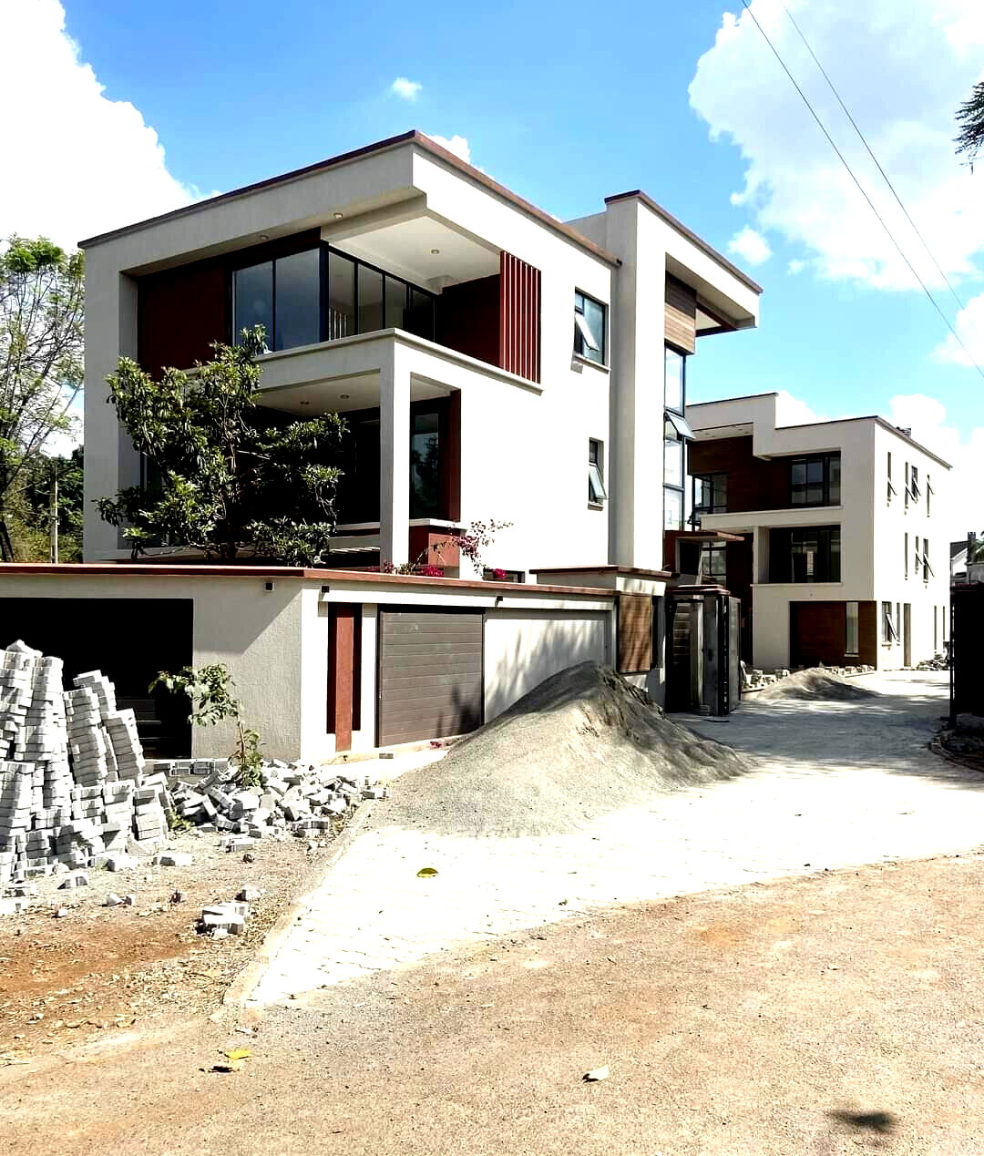 Contemporary 5-Ensuite Villas with DSQ & Private Garden - Lavington