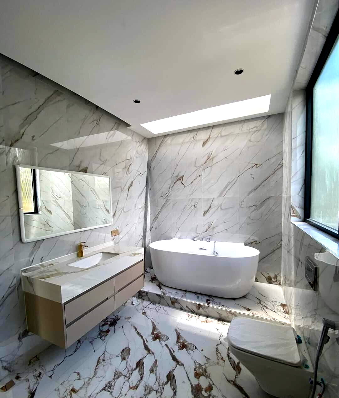 Contemporary 5-Ensuite Villas with DSQ & Private Garden - Lavington