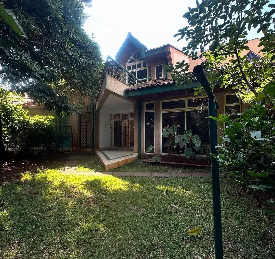 4 En-Suite Townhouse with Sunken Lounge & Private Backyard - Kilimani