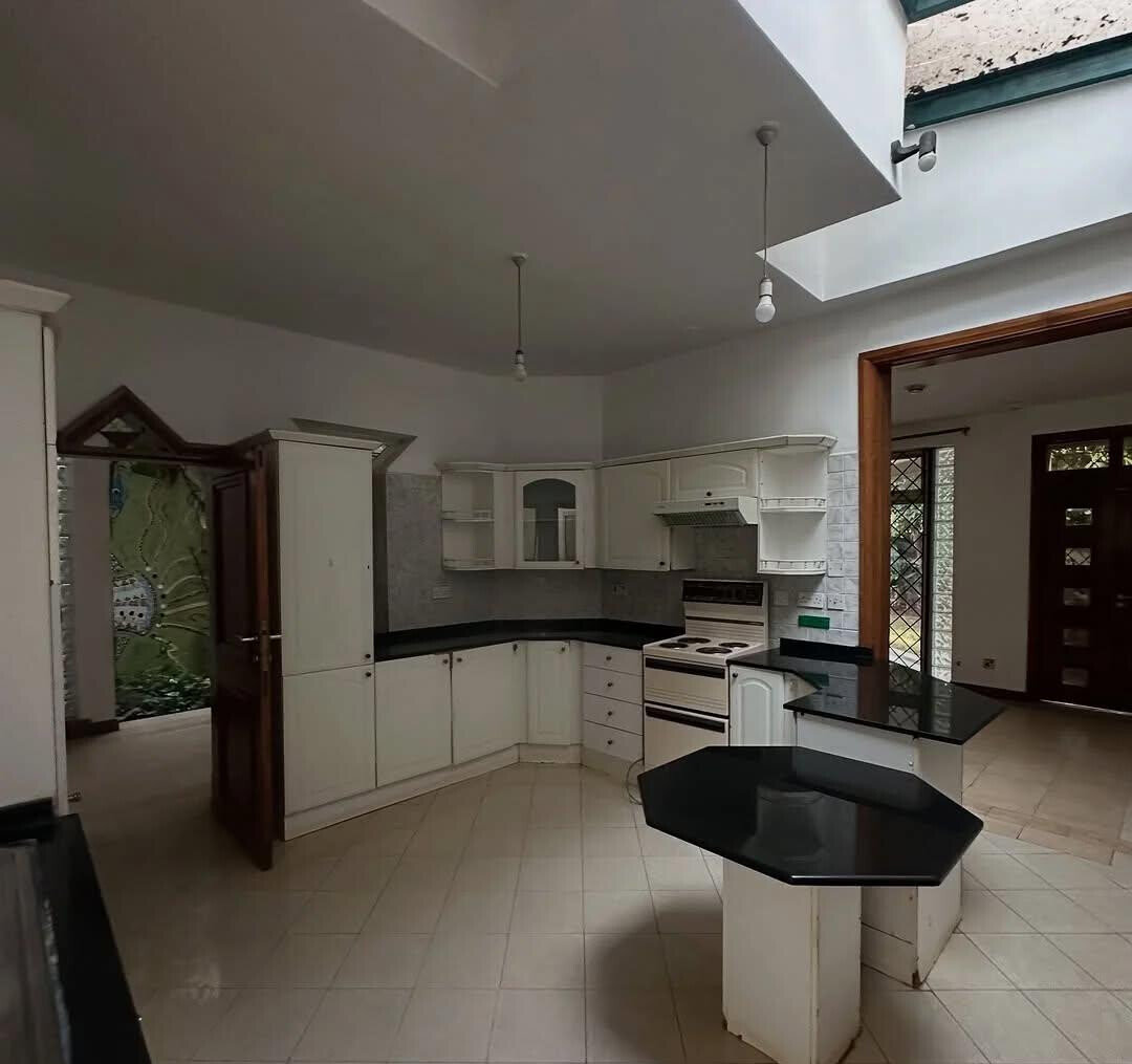 4 En-Suite Townhouse with Sunken Lounge & Private Backyard - Kilimani