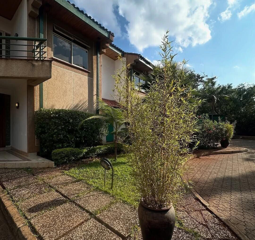 4 En-Suite Townhouse with Sunken Lounge & Private Backyard - Kilimani