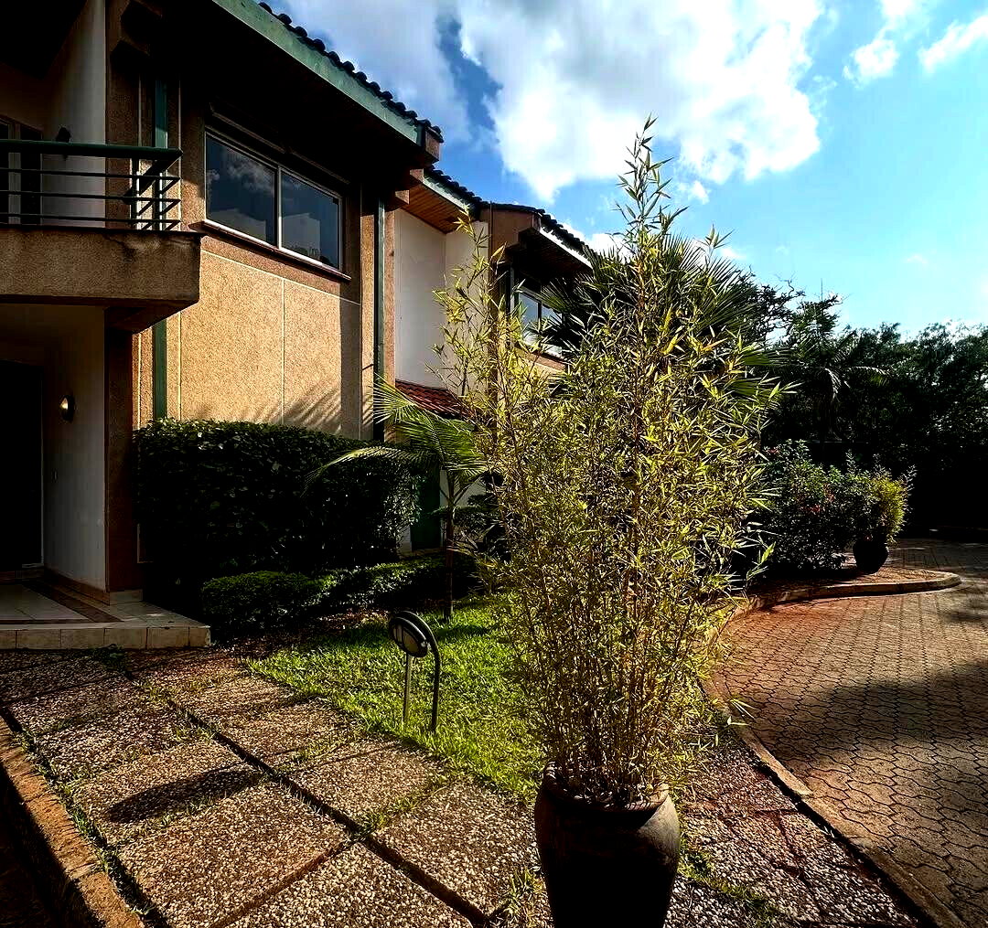 4 En-Suite Townhouse with Sunken Lounge & Private Backyard - Kilimani