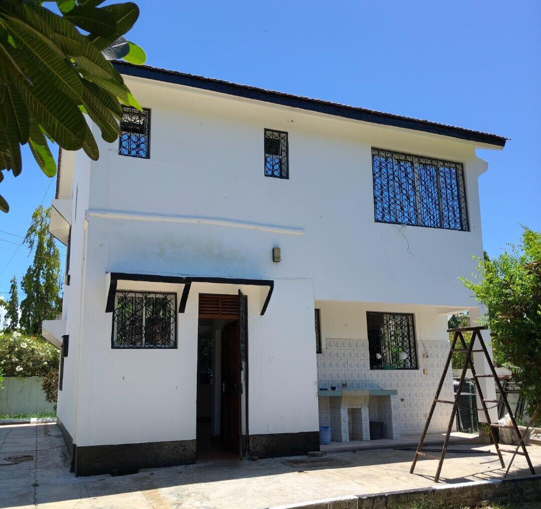 Quarter Acre Mansion with Garden