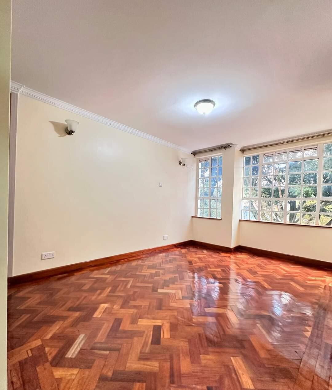 6-Ensuite Townhouse with Two TV Rooms & Private Garden - Lavington