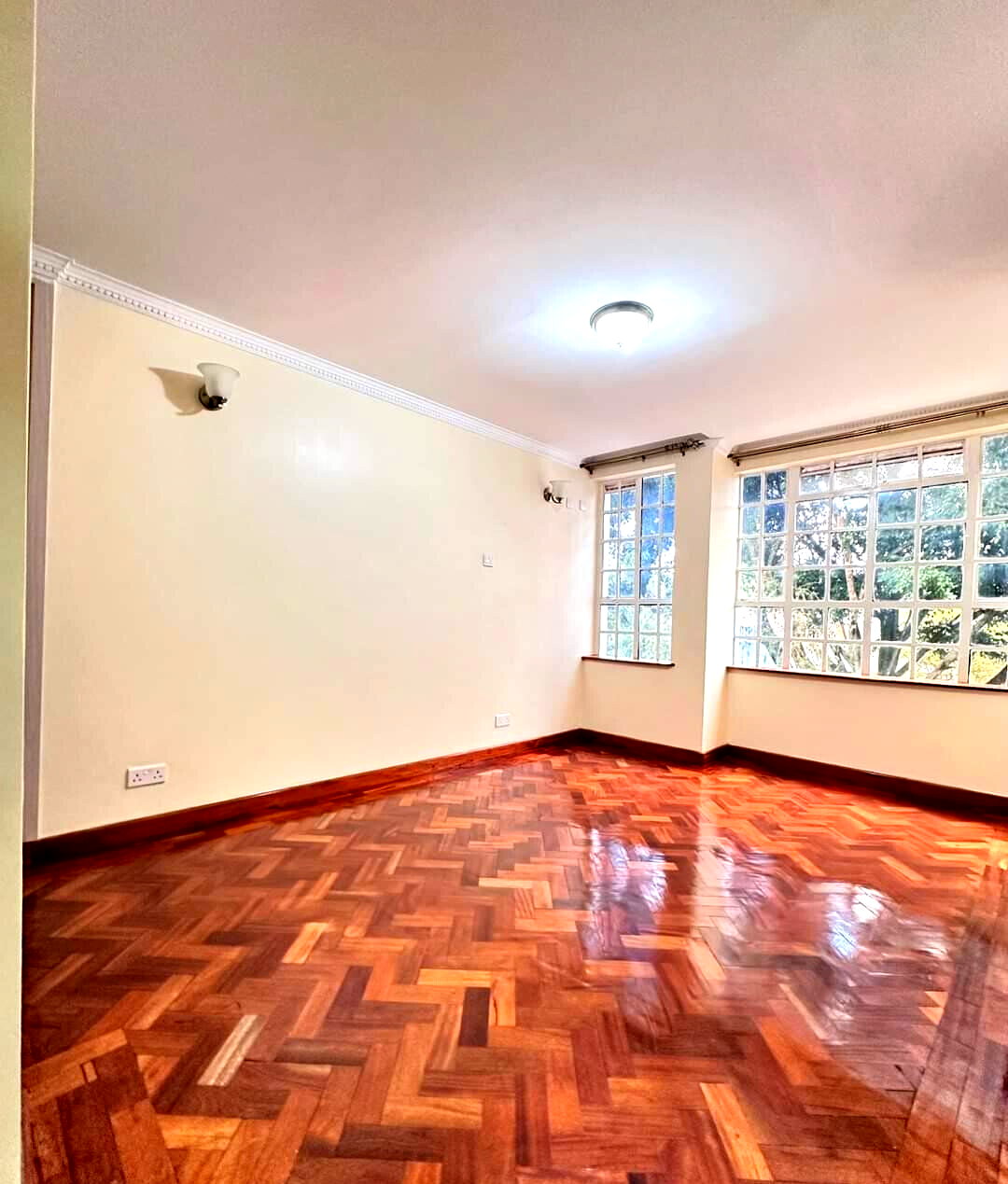 6-Ensuite Townhouse with Two TV Rooms & Private Garden - Lavington