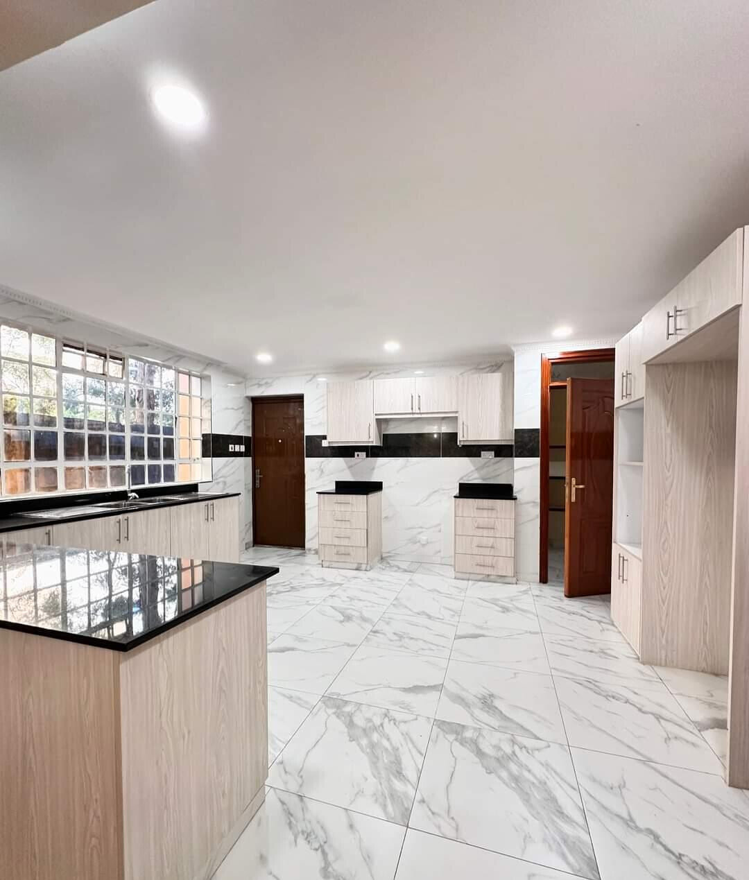 6-Ensuite Townhouse with Two TV Rooms & Private Garden - Lavington