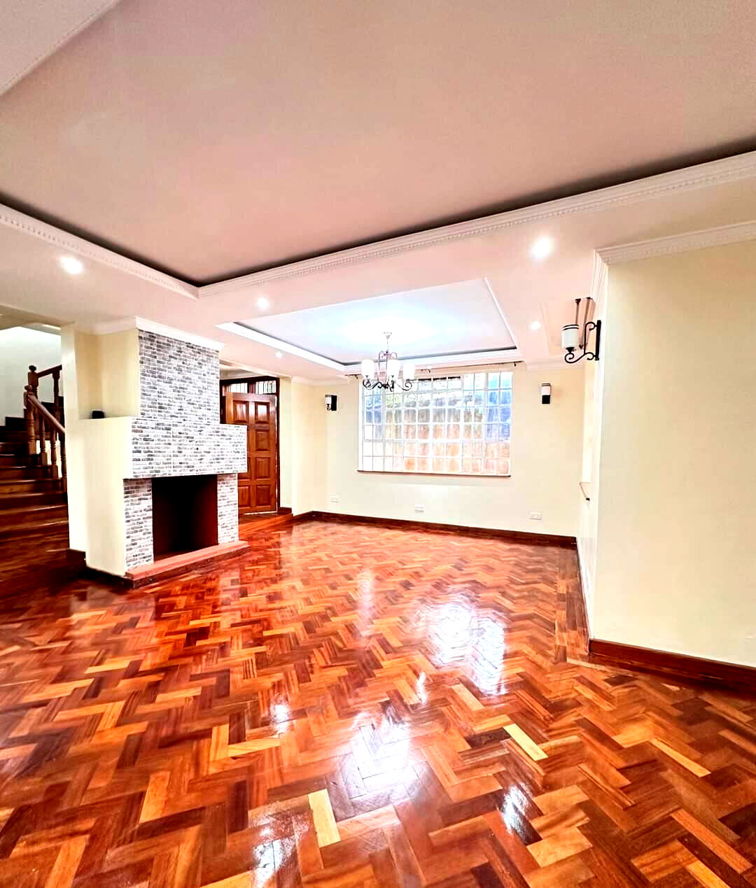6-Ensuite Townhouse with Two TV Rooms & Private Garden - Lavington