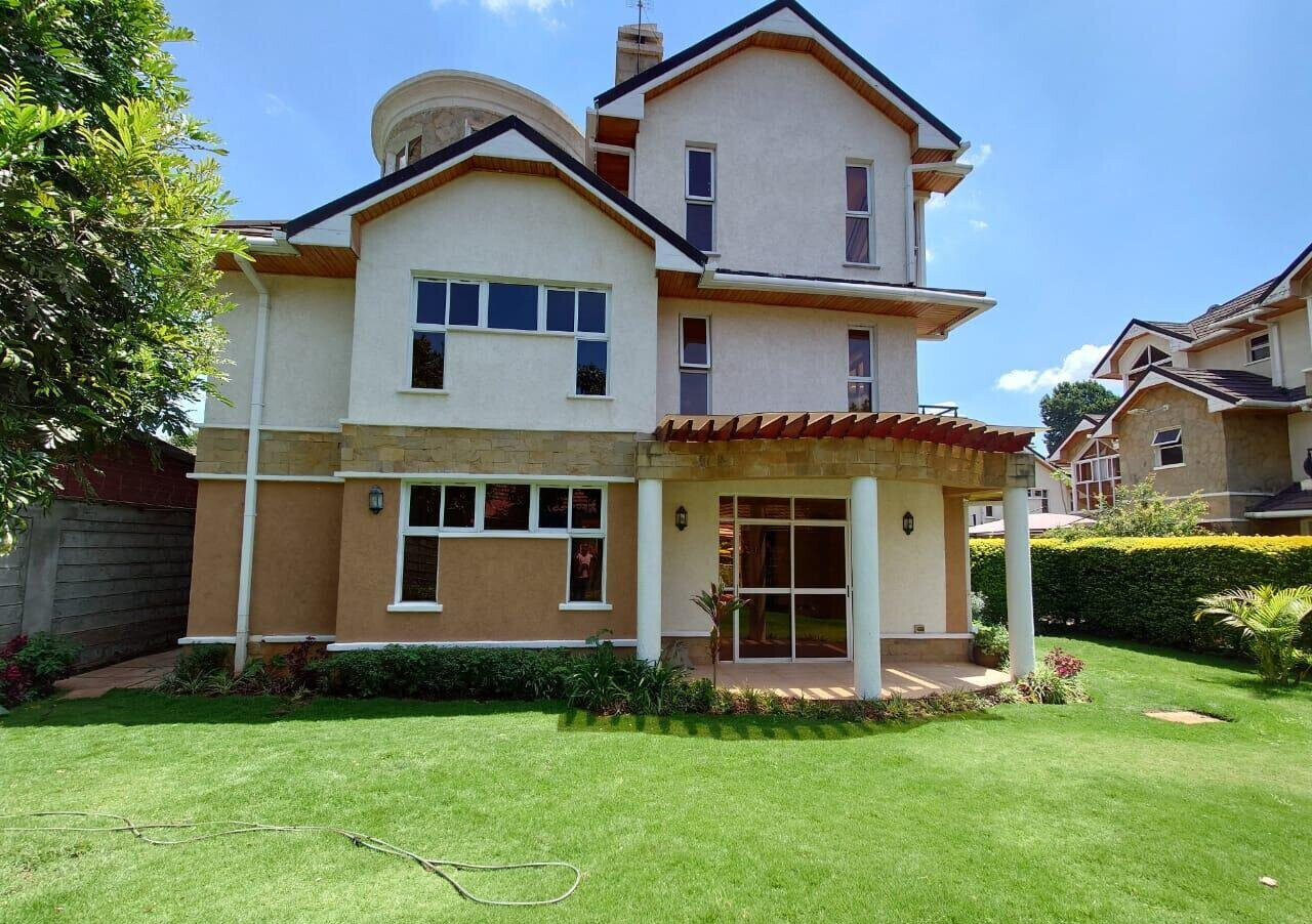 5-Ensuite Townhouse with Fireplace & Wooden Floors - Lavington