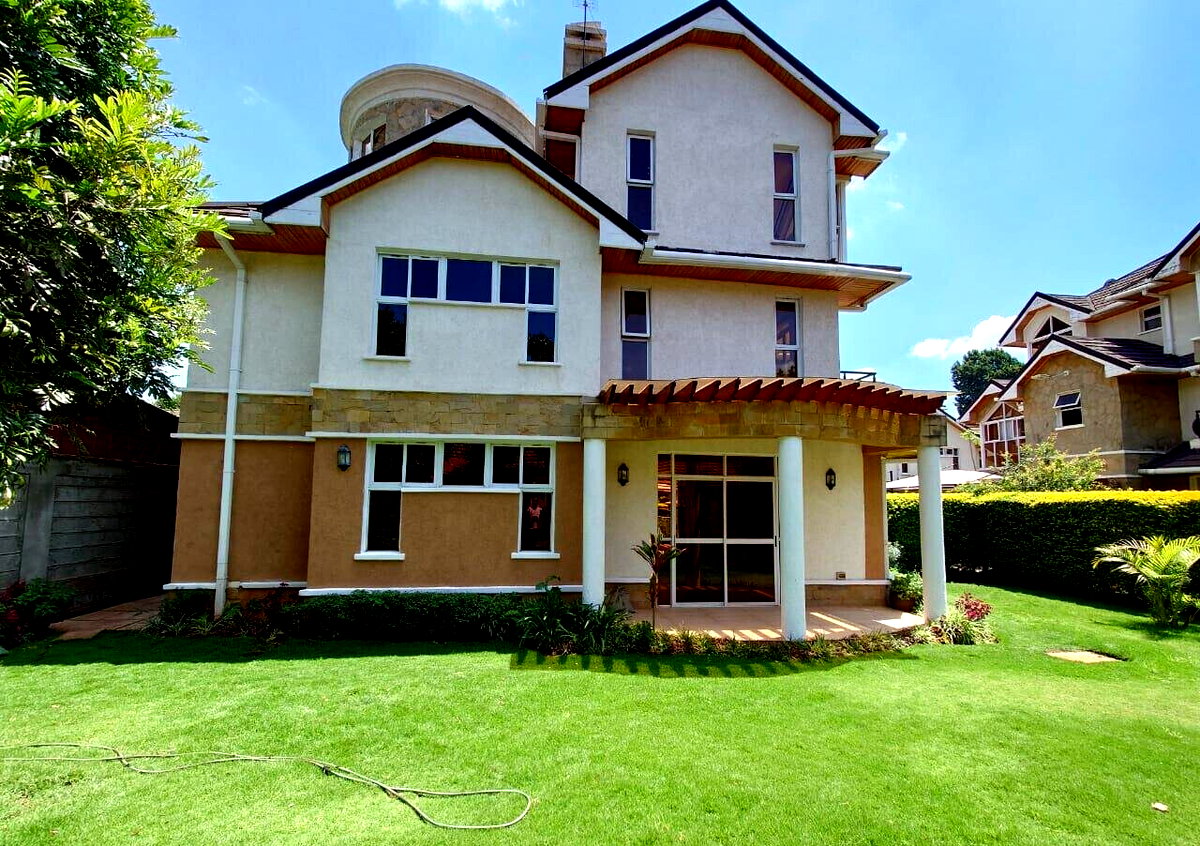 5-Ensuite Townhouse with Fireplace & Wooden Floors - Lavington