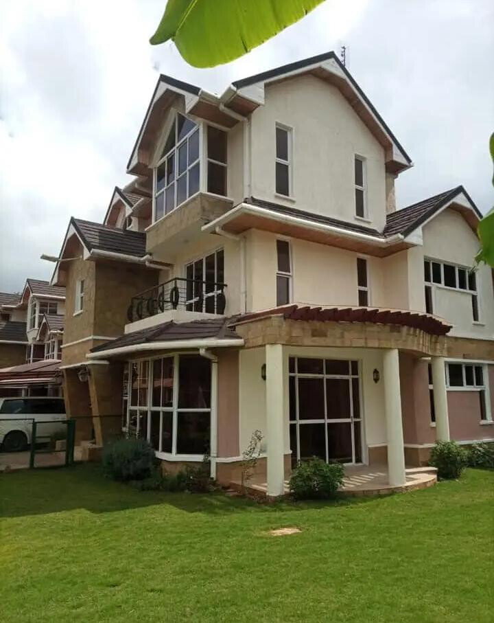 5-Ensuite Townhouse with Fireplace & Wooden Floors - Lavington
