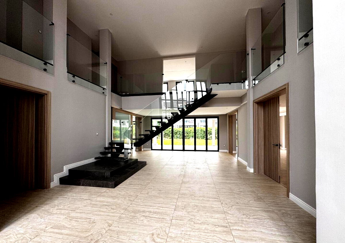 5BR Townhouse with Heated Pool & Clubhouse in Runda Estate