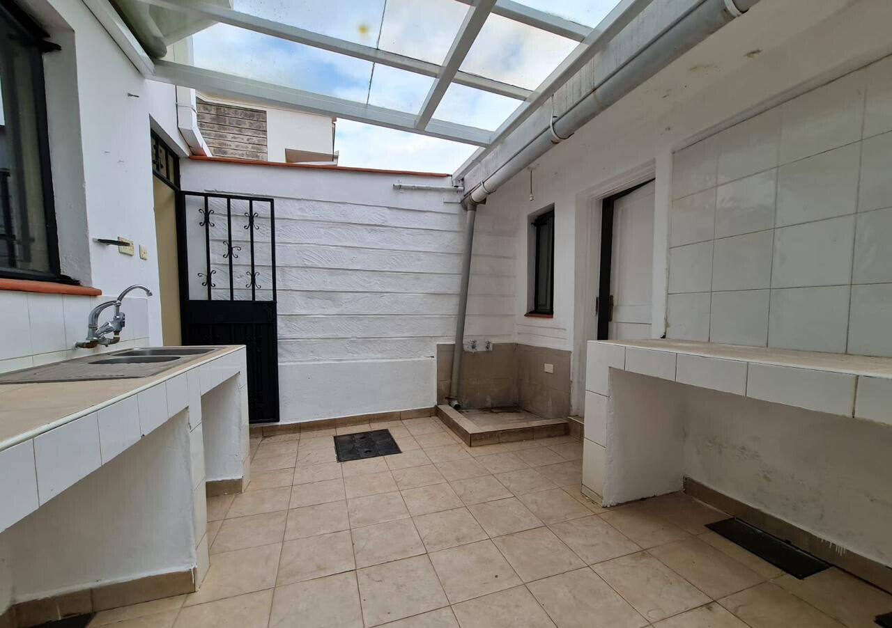 5-Ensuite Townhouse with Solar & Borehole - Spring Valley