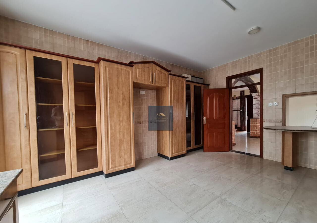 5-Ensuite Townhouse with Solar & Borehole - Spring Valley