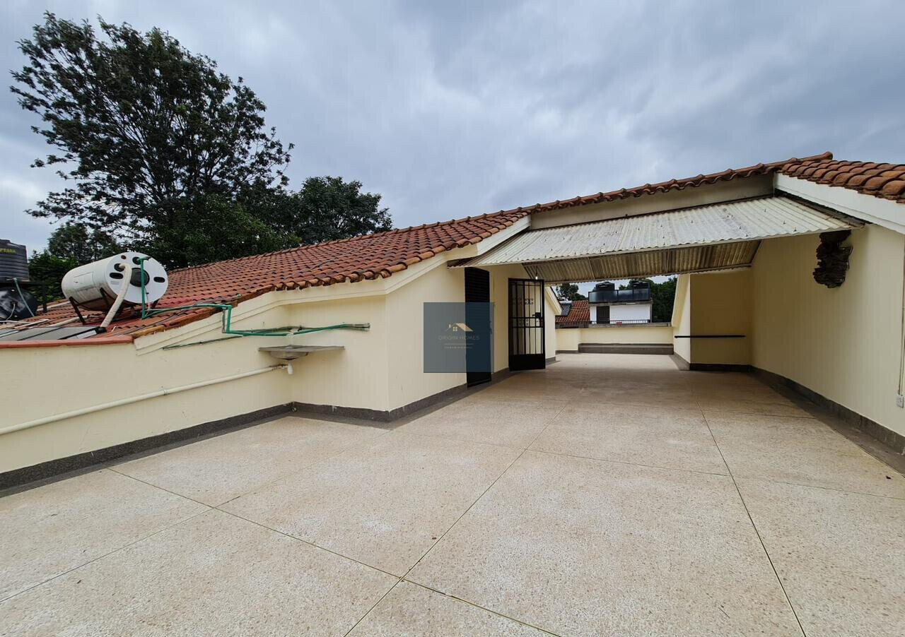 5-Ensuite Townhouse with Solar & Borehole - Spring Valley