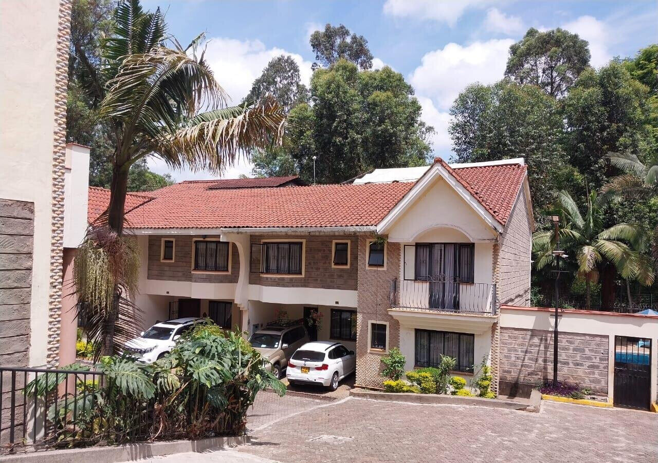 5-Ensuite Townhouse with Family Room & Pool - Spring Valley