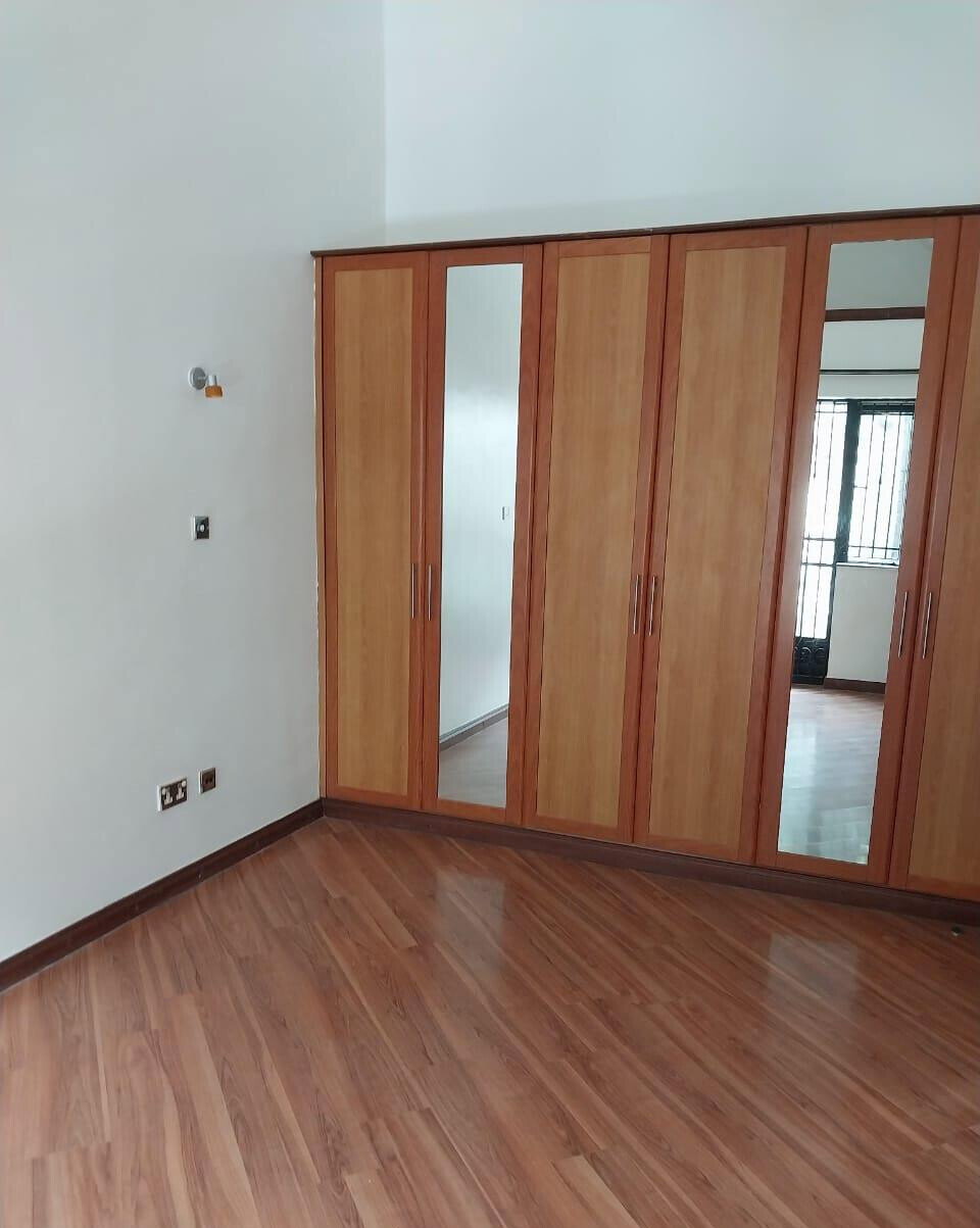 5-Ensuite Townhouse with Family Room & Pool - Spring Valley