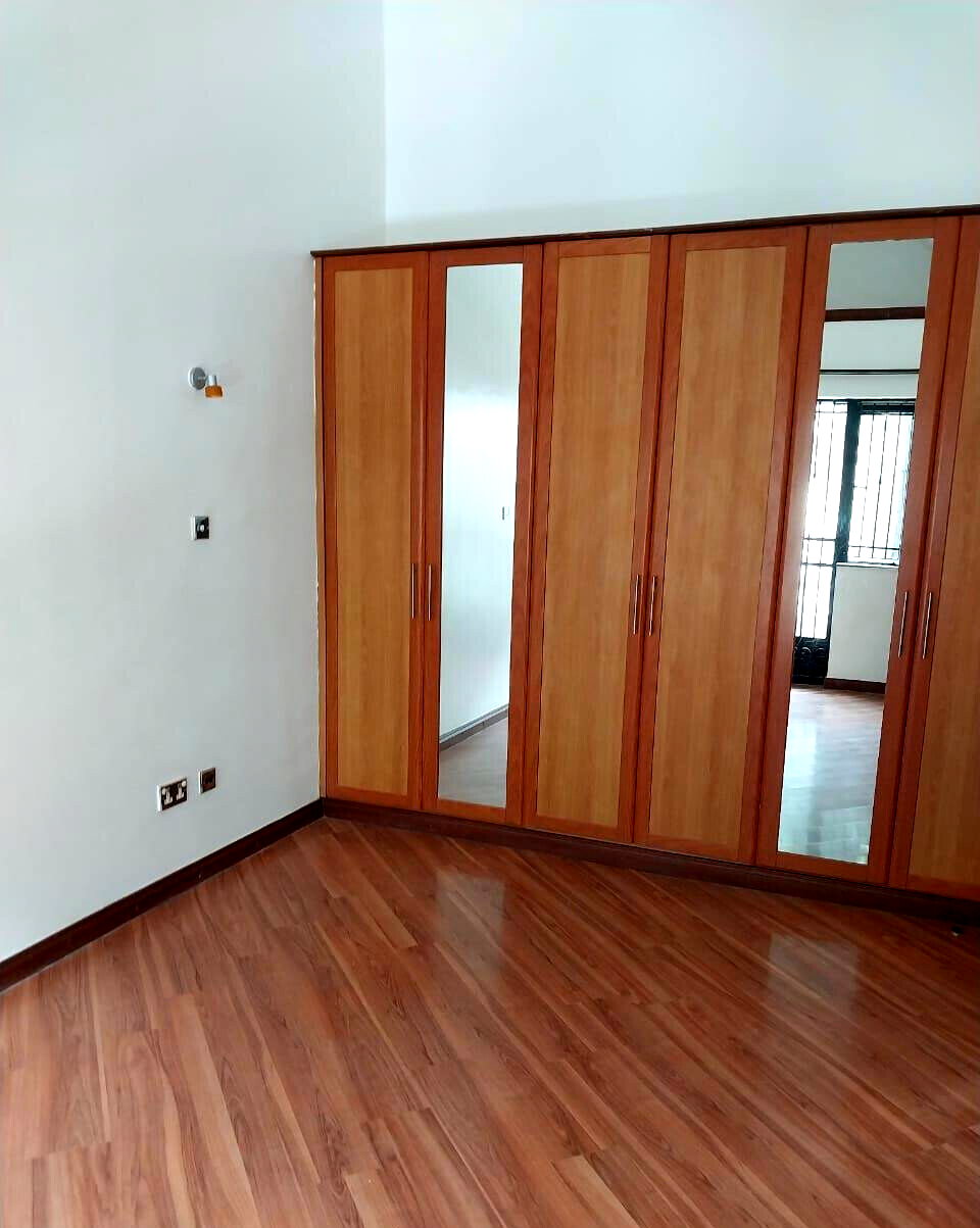 5-Ensuite Townhouse with Family Room & Pool - Spring Valley