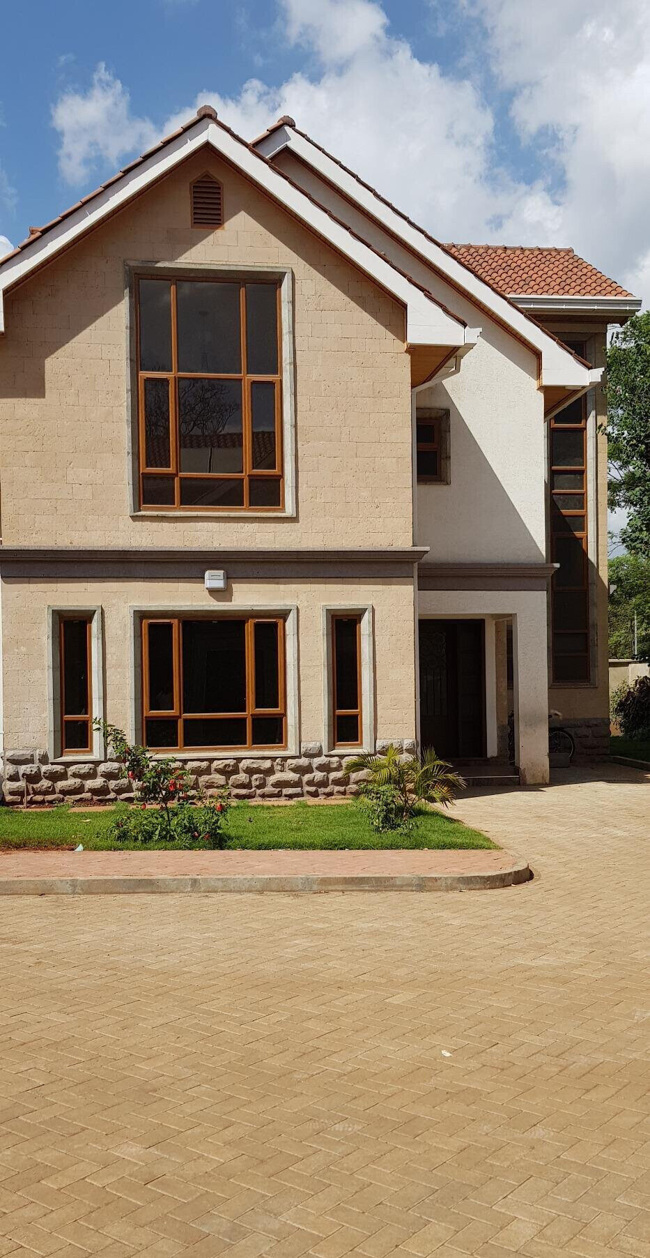 5-Ensuite Townhouse with Attic & Mahogany Finishes - Lavington