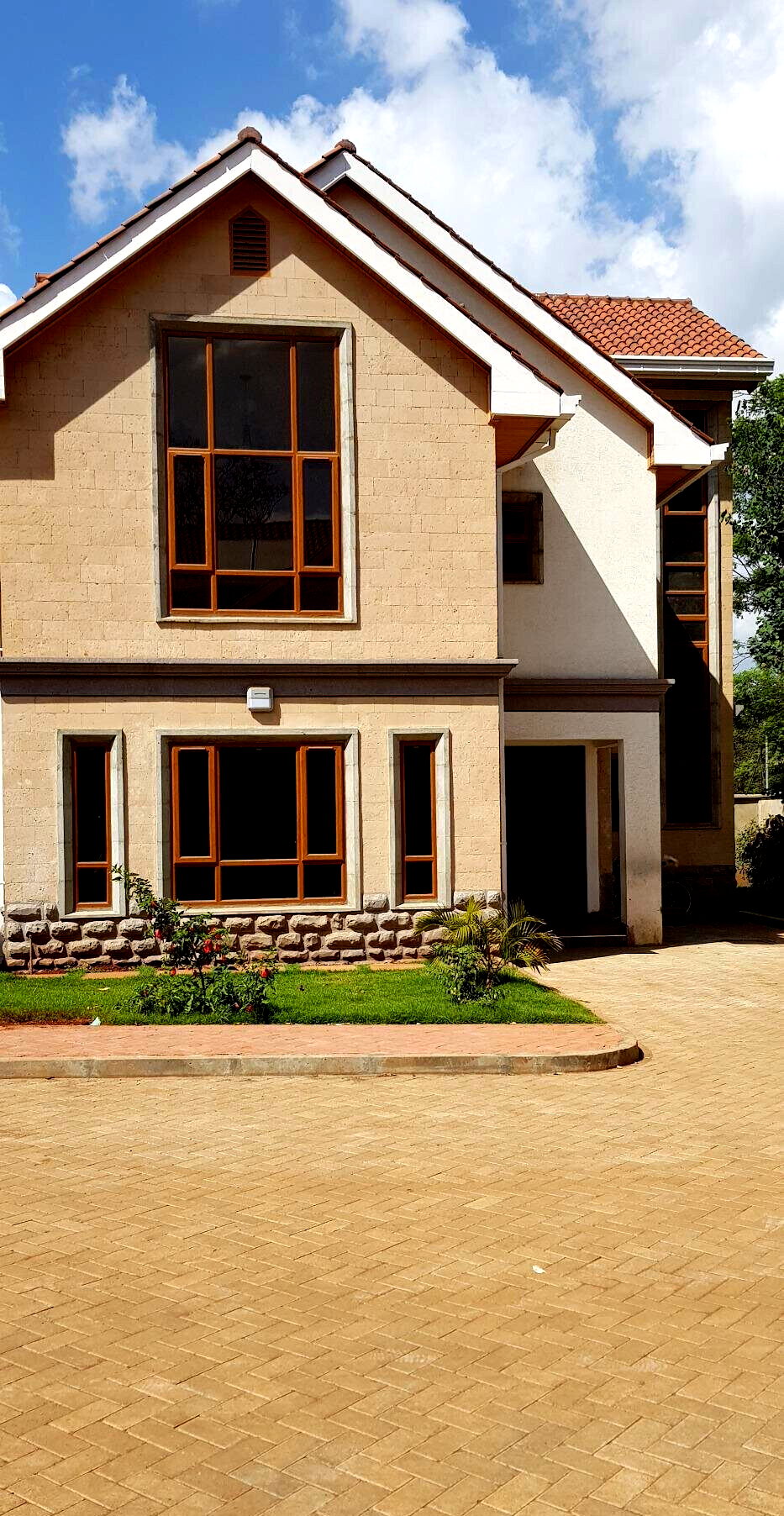 5-Ensuite Townhouse with Attic & Mahogany Finishes - Lavington