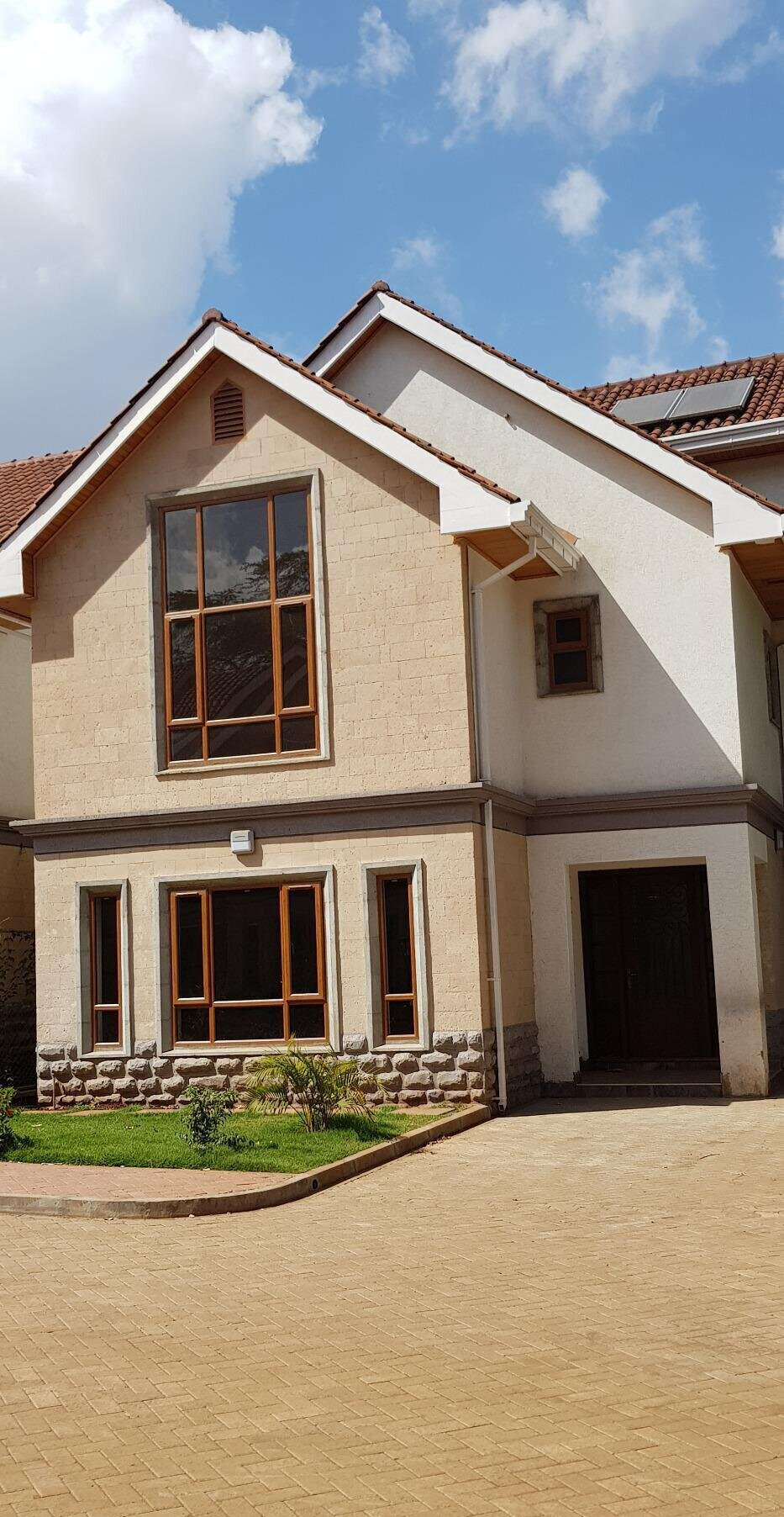 5-Ensuite Townhouse with Attic & Mahogany Finishes - Lavington