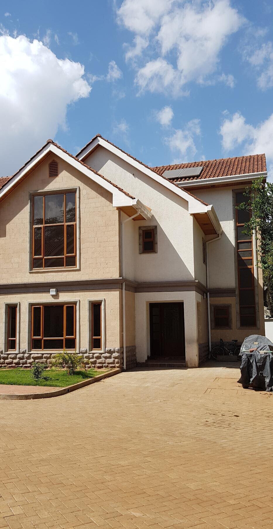 5-Ensuite Townhouse with Attic & Mahogany Finishes - Lavington