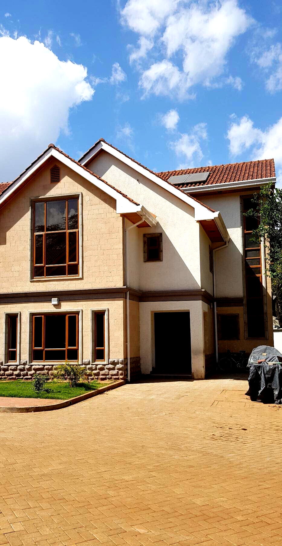 5-Ensuite Townhouse with Attic & Mahogany Finishes - Lavington