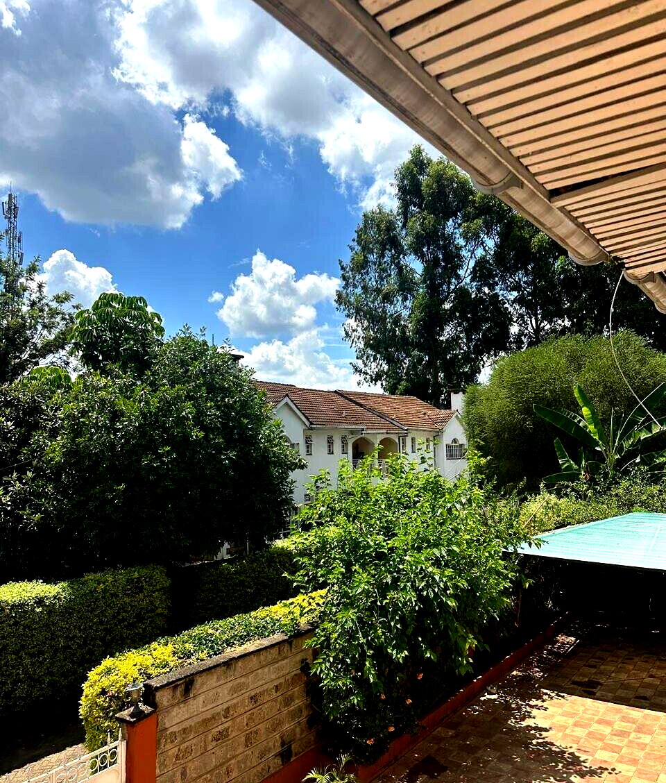 4-Bed Maisonette with DSQ & Front-Back Garden - Lavington