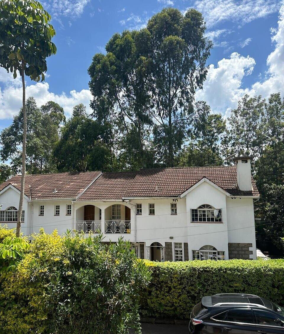 4-Bed Maisonette with DSQ & Front-Back Garden - Lavington